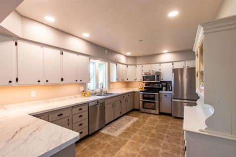 833 3rd Place Kalona IA 52247-9495