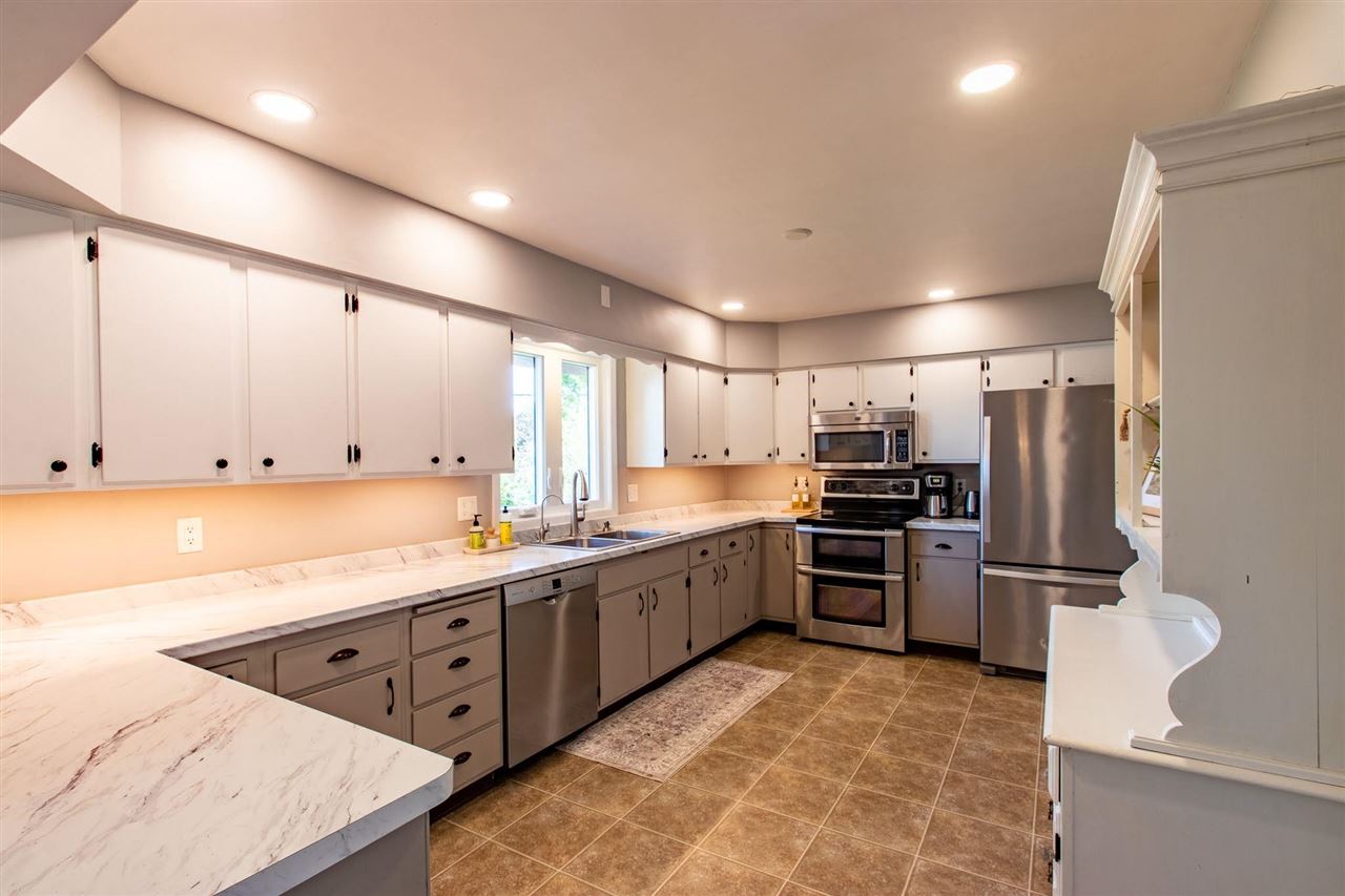 833 3rd Place Kalona IA 52247-9495