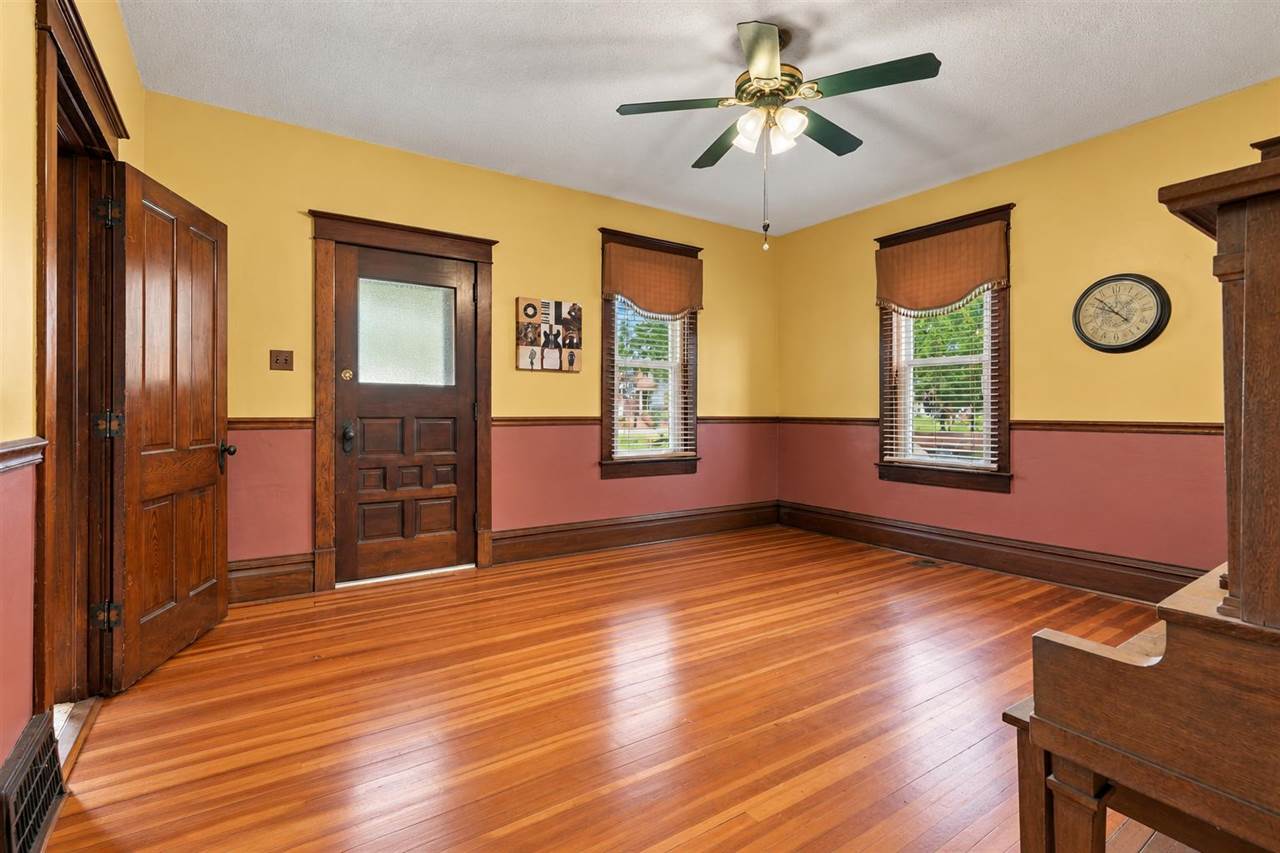 609 W 1st Avenue Dyersville IA 52040