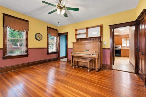 609 W 1st Avenue Dyersville IA 52040