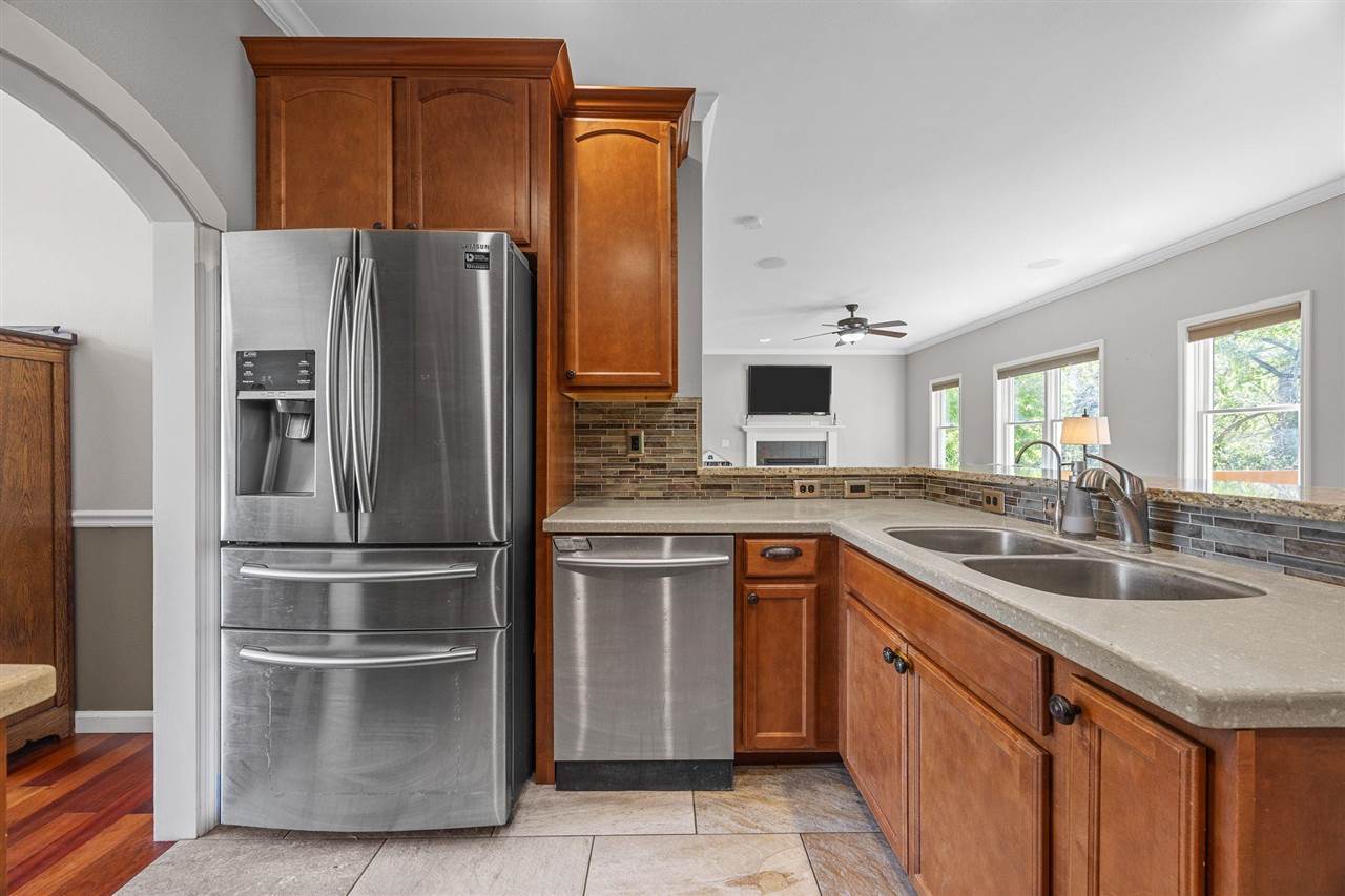 2002 Glen Oaks Ridge Coralville IA 52241