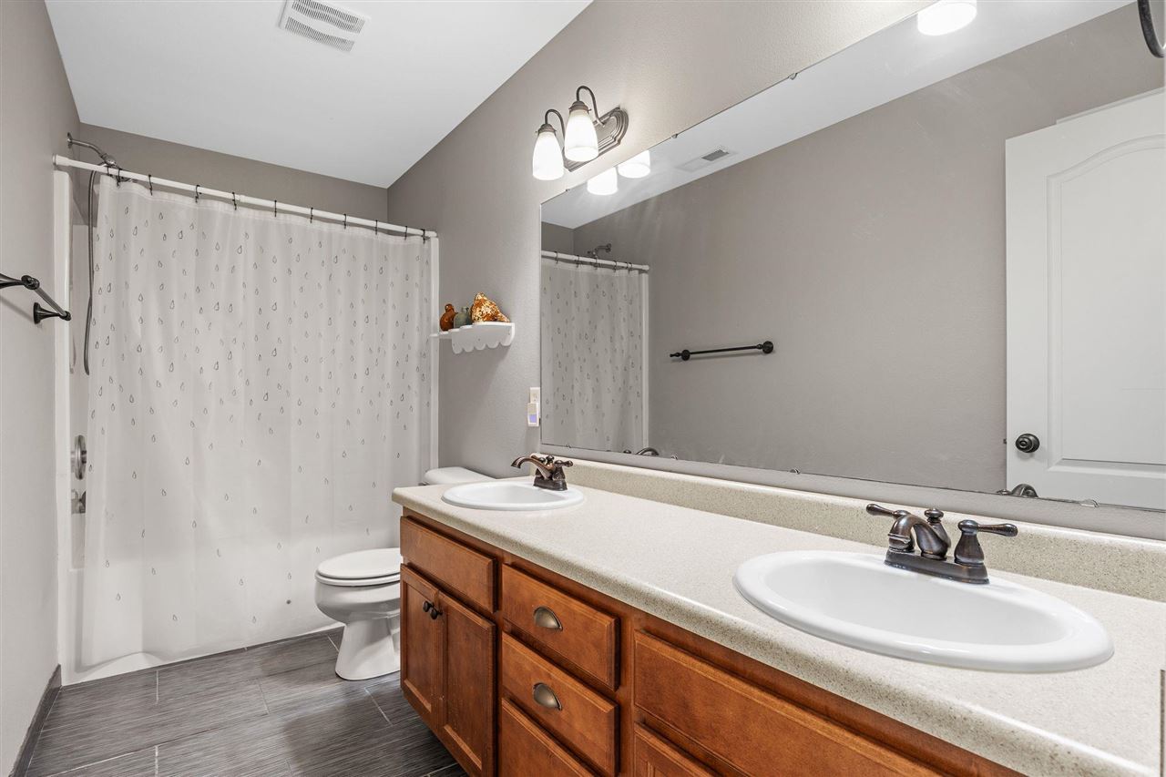 2002 Glen Oaks Ridge Coralville IA 52241