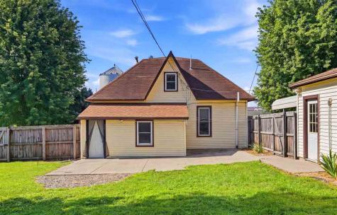 131 E 2nd Street Riverside IA 52327