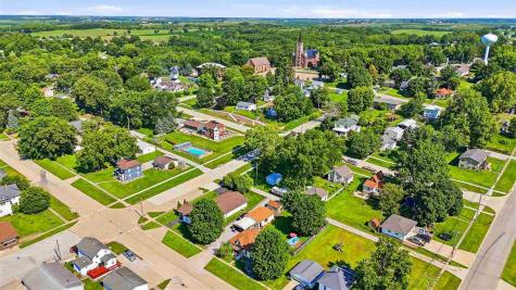 131 E 2nd Street Riverside IA 52327