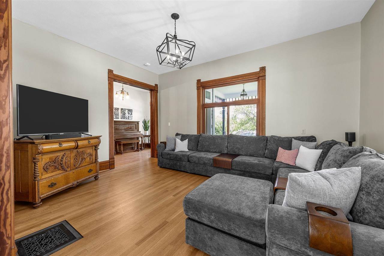 205 NW 2nd Avenue Mt Vernon IA 52314