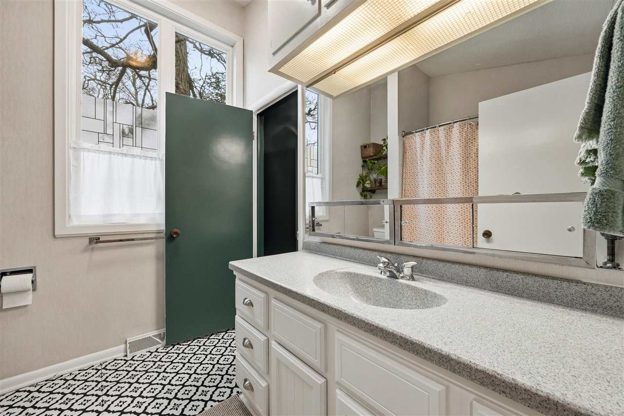 3 Wellesley Way Iowa City IA 52245