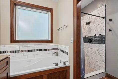 716 NE Tiburan Lane Cedar Rapids IA 52402
