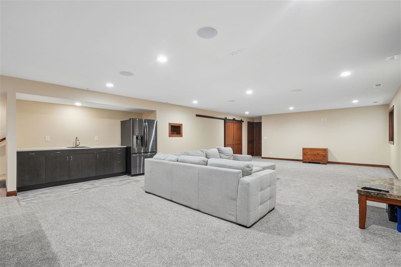 716 NE Tiburan Lane Cedar Rapids IA 52402