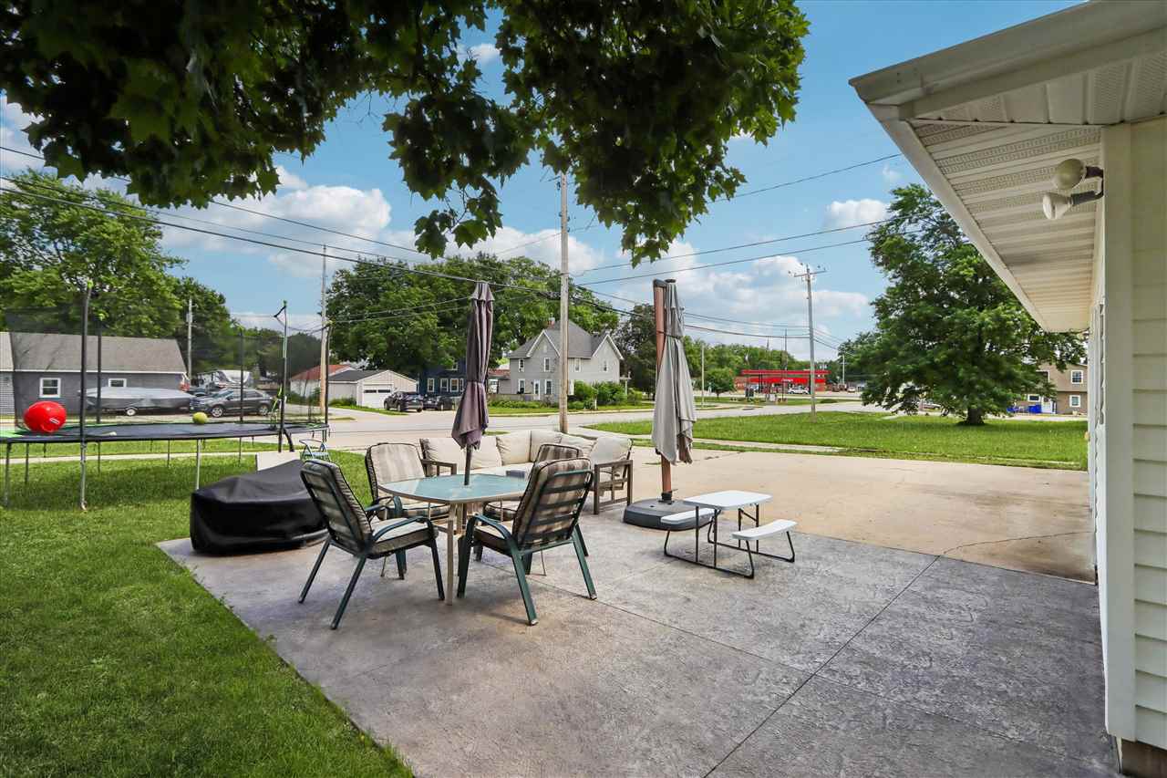 180 E 3rd Riverside IA 52327