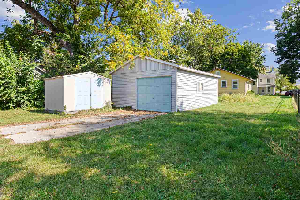 821 Roosevelt Iowa City IA 52245