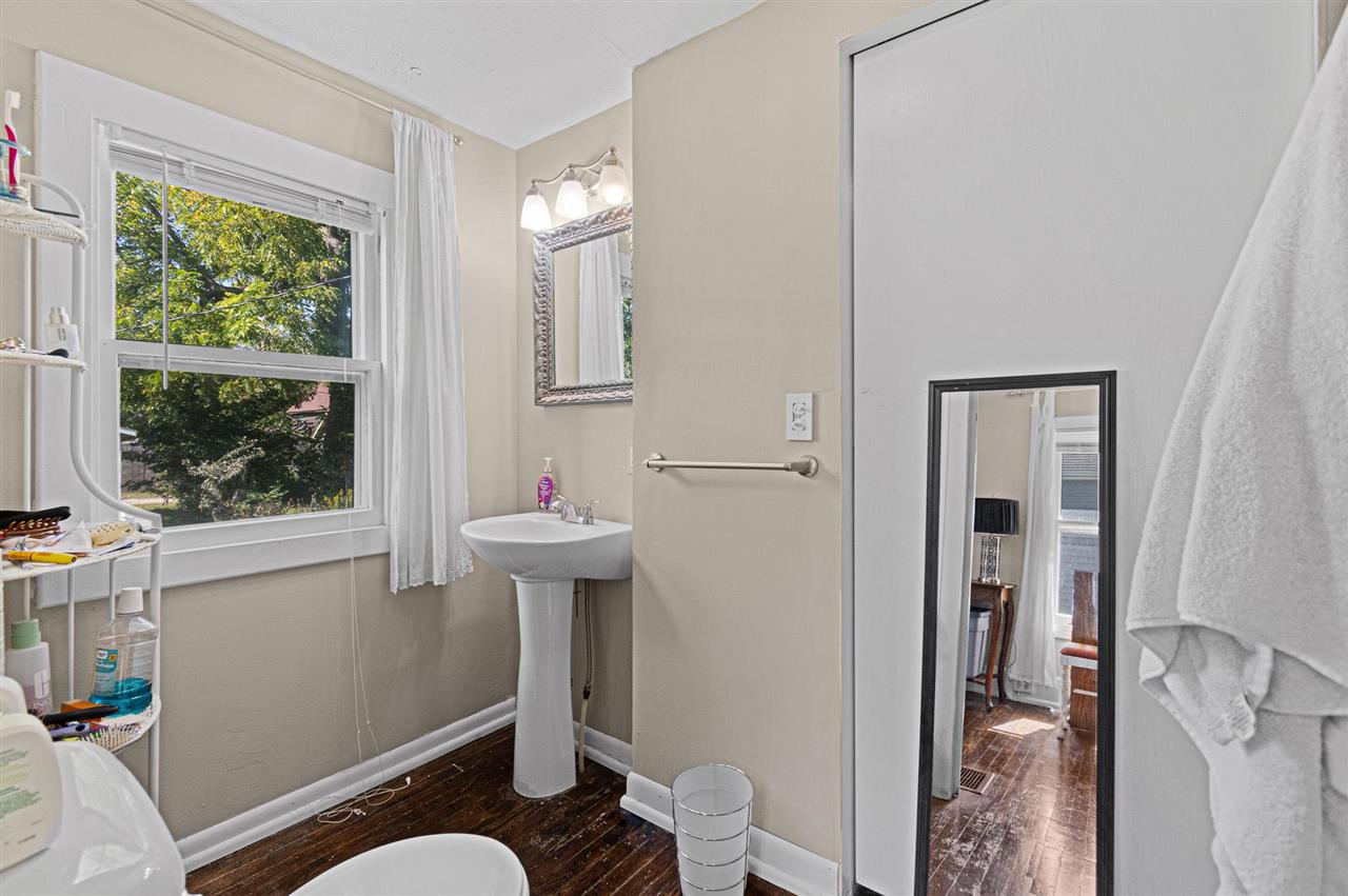 821 Roosevelt Iowa City IA 52245