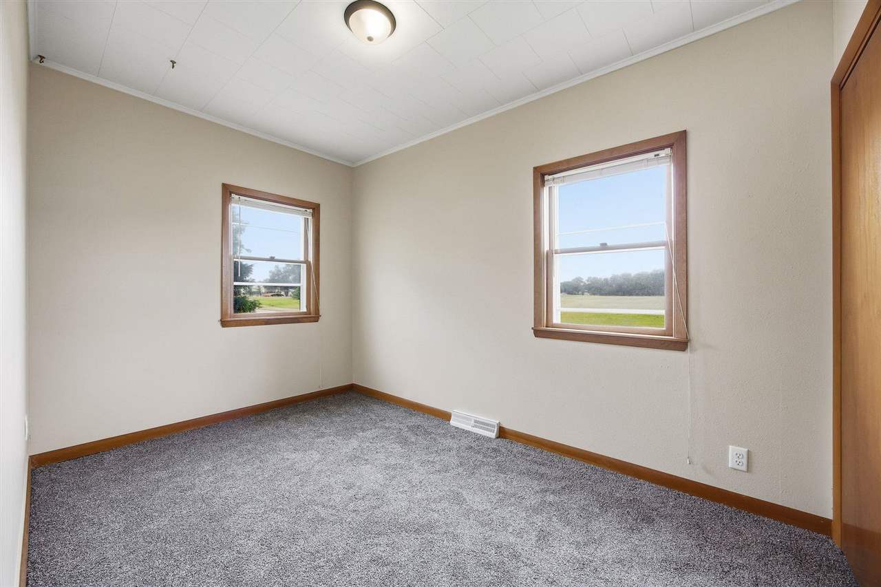 604 S Todds Ferry Conesville IA 52739