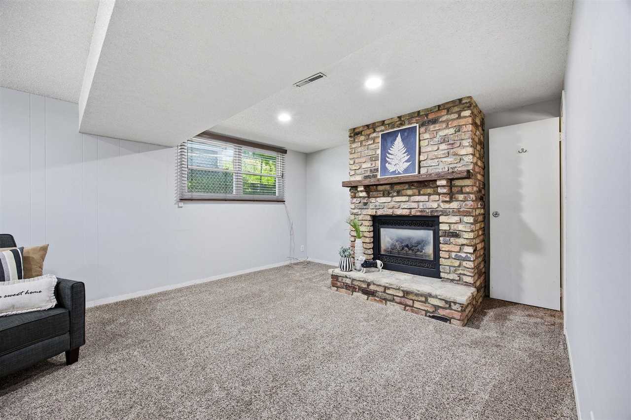 619 Olive Drive NW Cedar Rapids IA 52405