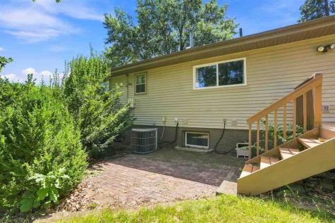22 Wrexham Drive Iowa City IA 52246