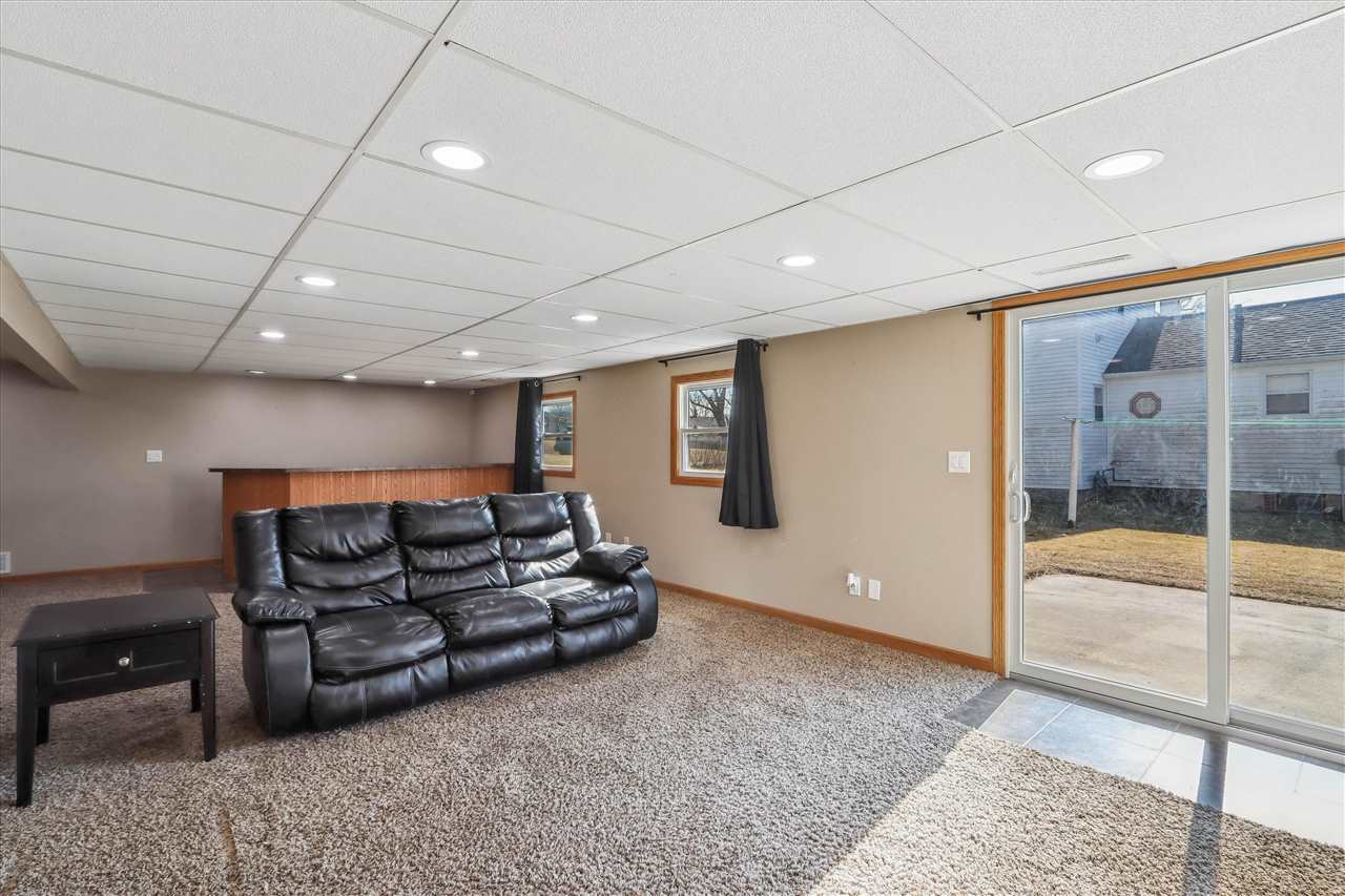 1009 16th Street Belle Plaine IA 52208
