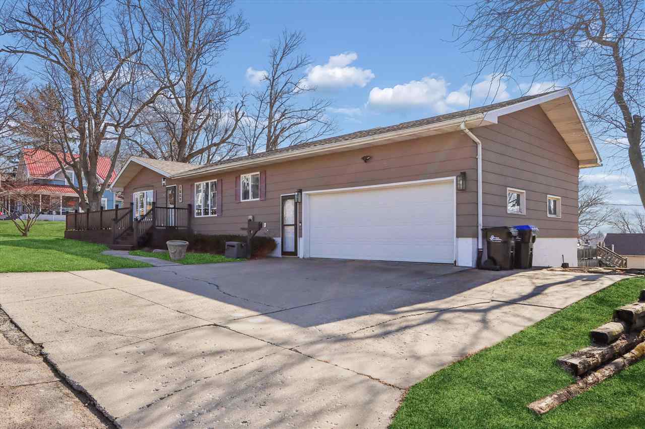1009 16th Street Belle Plaine IA 52208