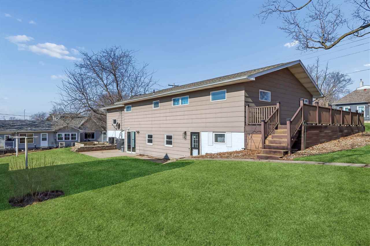 1009 16th Street Belle Plaine IA 52208