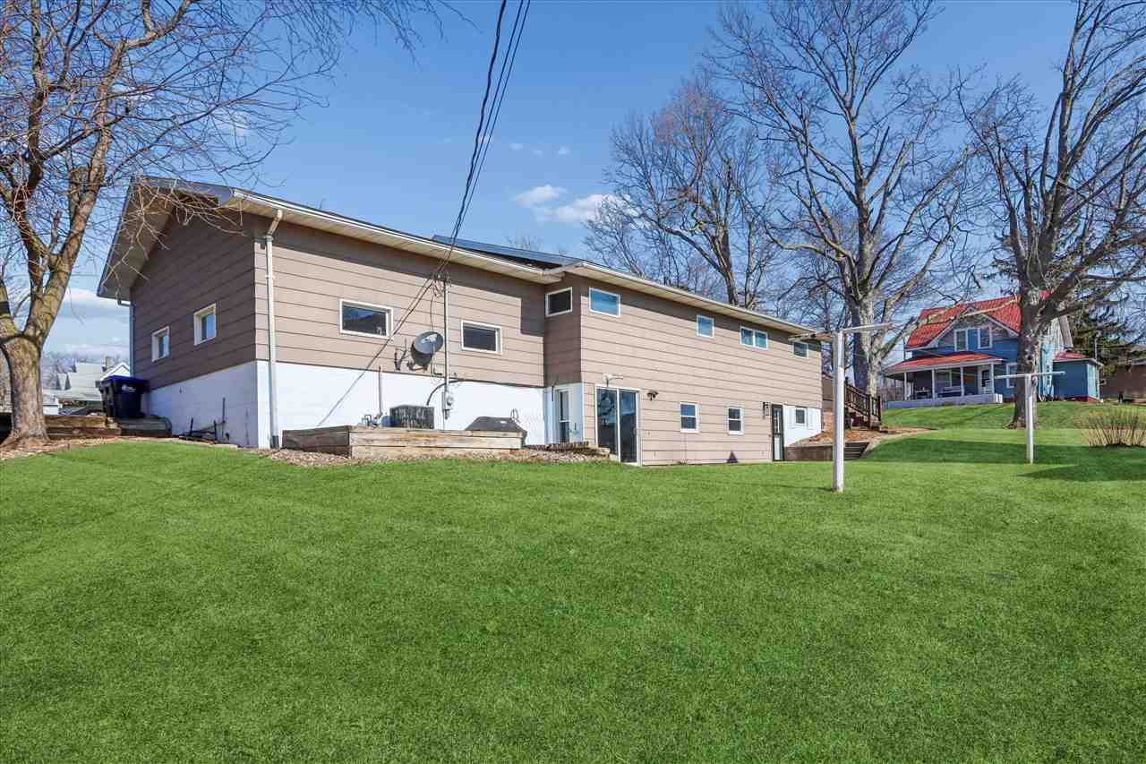 1009 16th Street Belle Plaine IA 52208