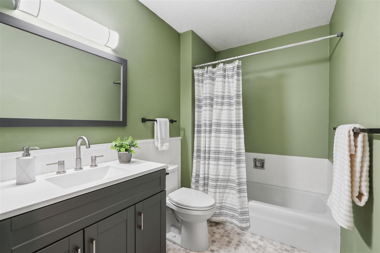214 Woodridge Avenue Iowa City IA 52245