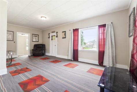 958 S Iowa Avenue Washington IA 52353