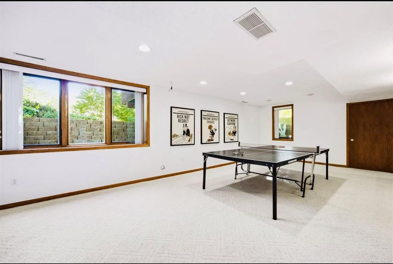 1935 Flanigan Court Iowa City IA 52246