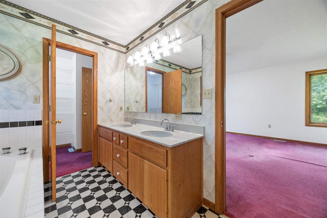 4698 Fox Lane NE Iowa City IA 52240