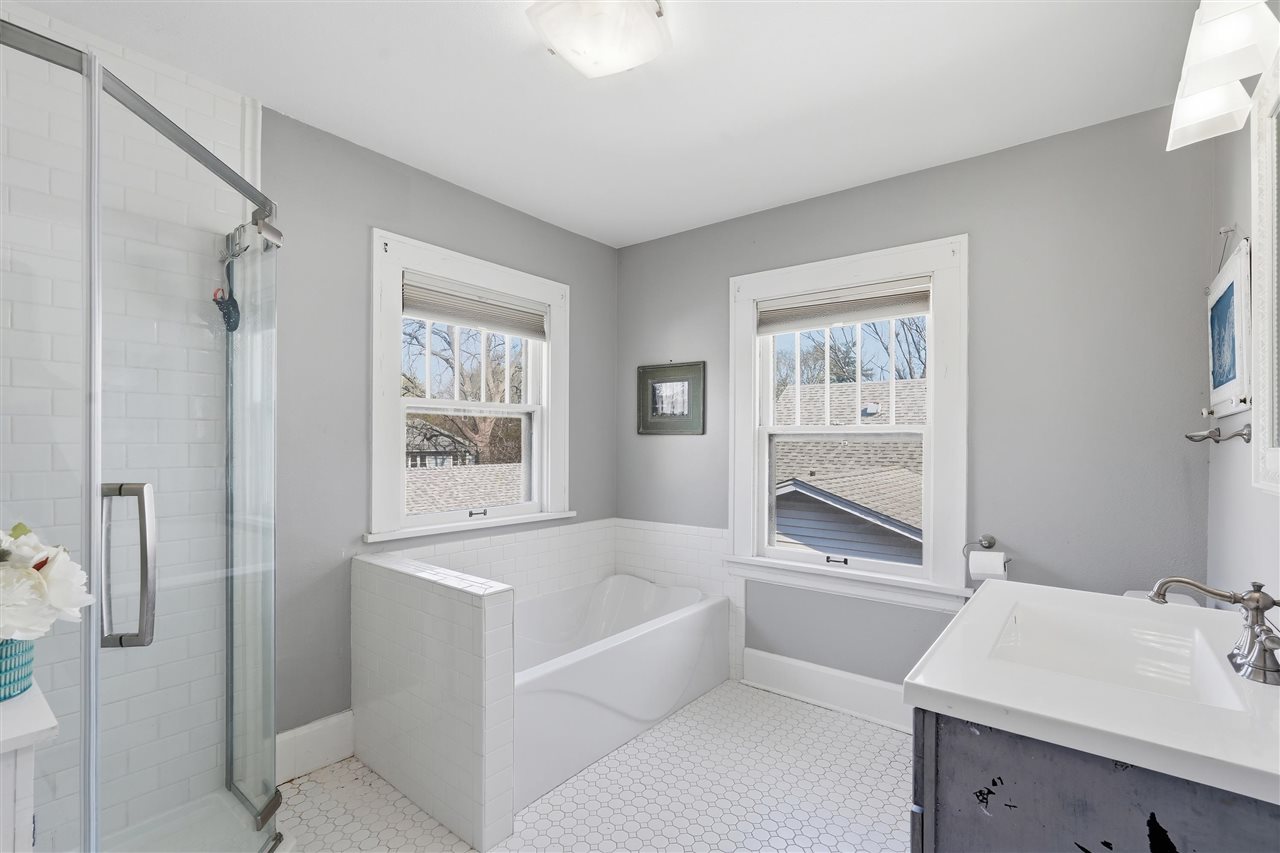 809 S 7th Avenue Iowa City IA 52245