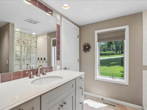 4975 Sharon Center Road SW IA 52240