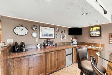 304 Lake View Drive NE Solon IA 52333