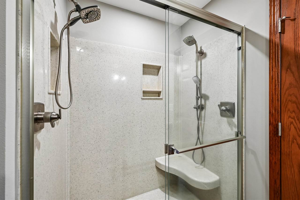 807 Juniper Drive Independence IA 50644