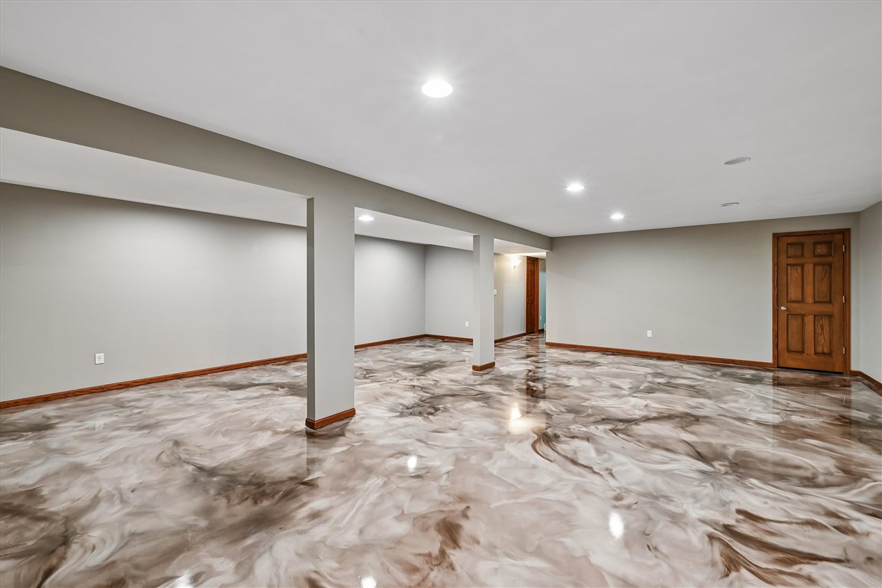 807 Juniper Drive Independence IA 50644