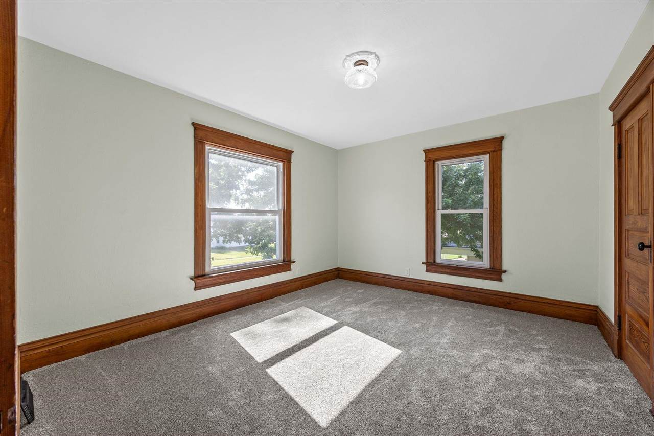 1806 8th Avenue Belle Plaine IA 52208