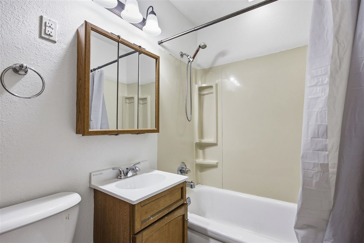1051 Clifton Street NE Cedar Rapids IA 52402