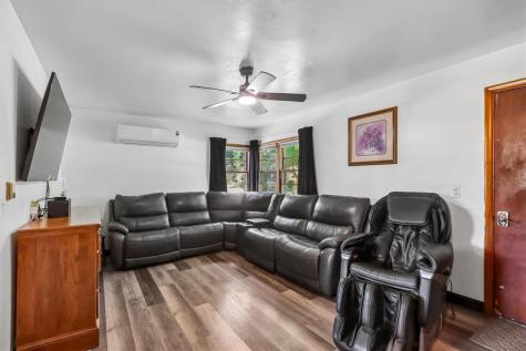 706 West Maple Street Williamsburg IA 52361