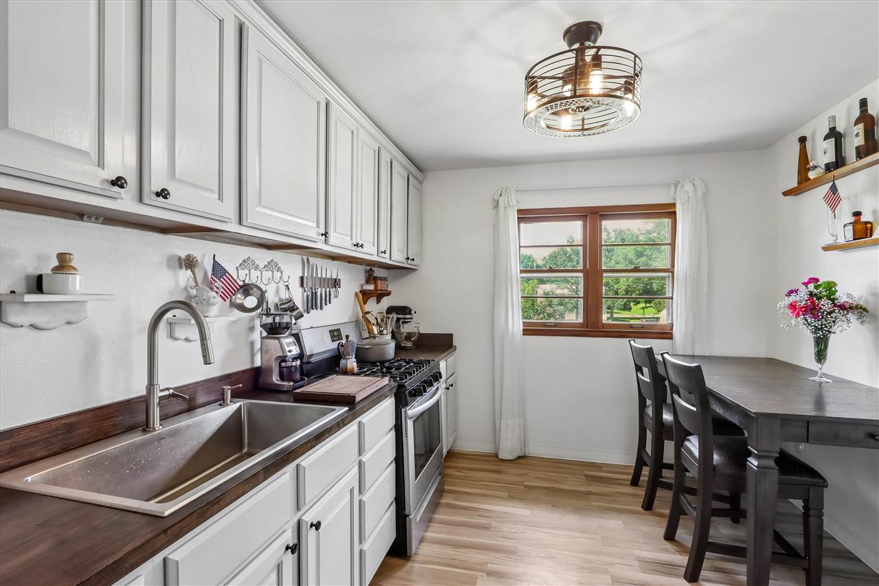 706 West Maple Street Williamsburg IA 52361