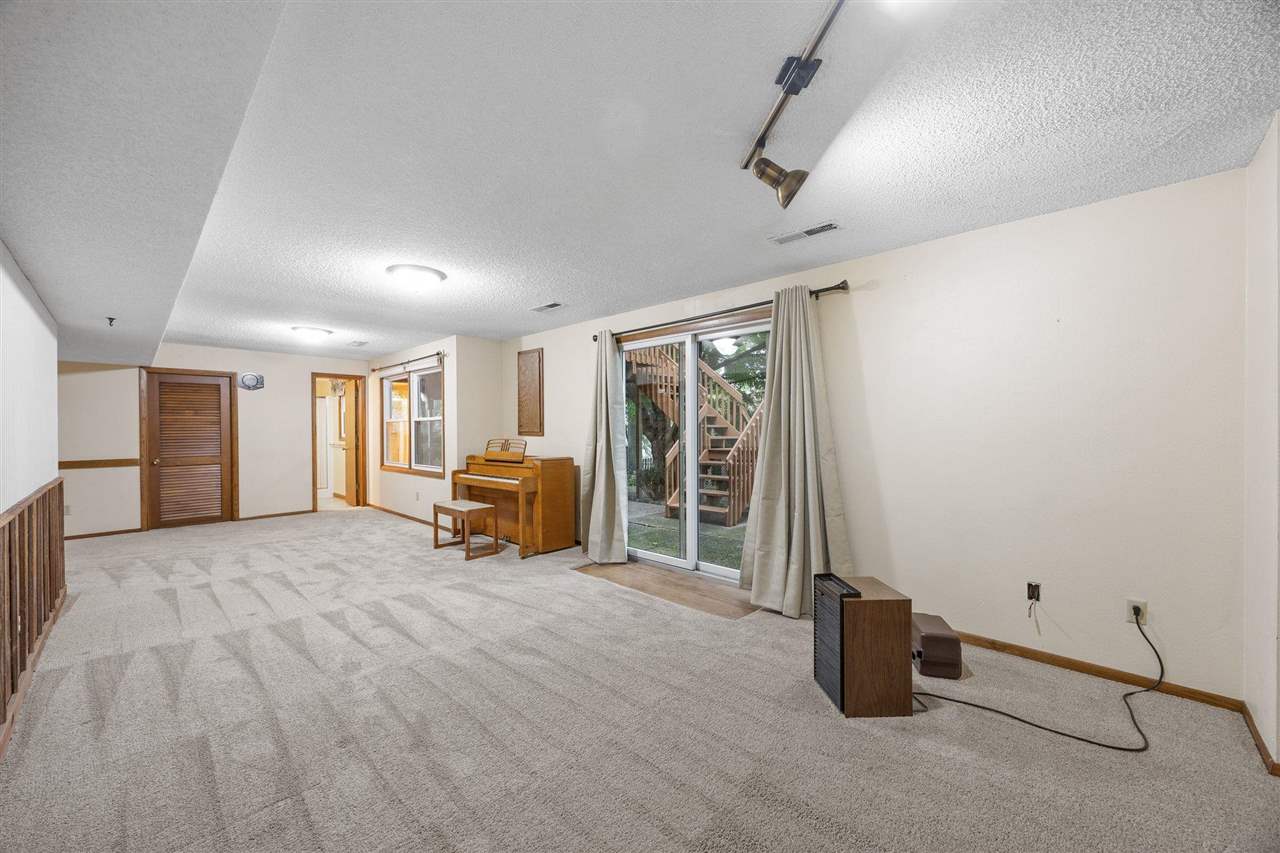 2283 Cae Drive Iowa City IA 52246