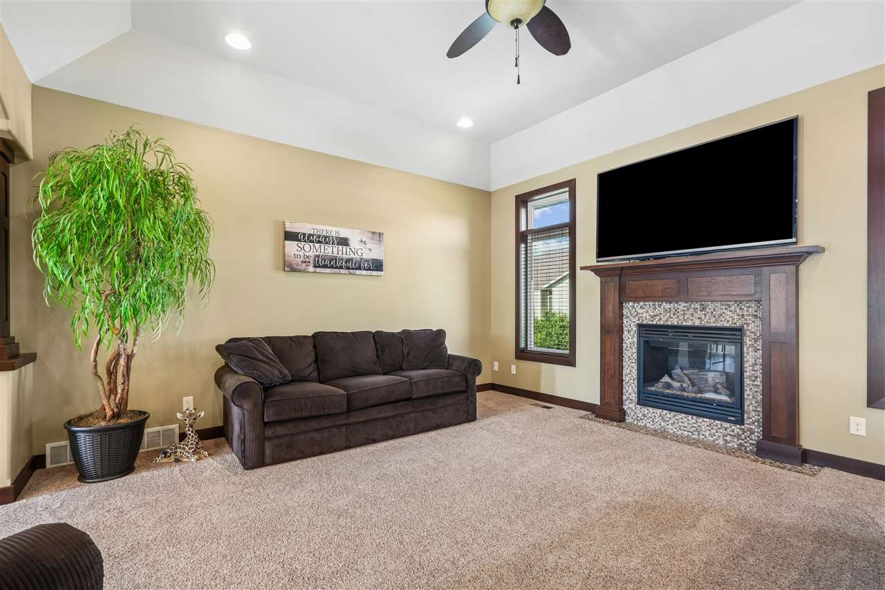 909 Aster Court Fairfax IA 52228