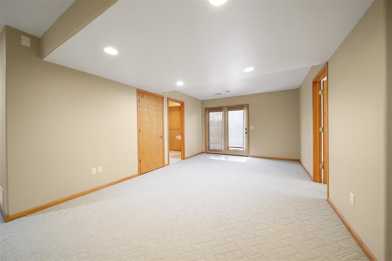 860 Forest Edge Drive Coralville IA 52241