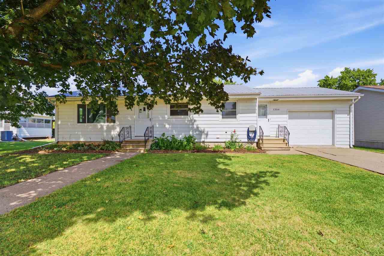 1306 E 2nd Street Washington IA 52353
