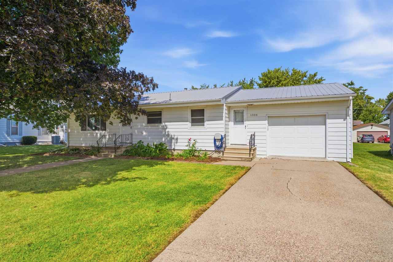 1306 E 2nd Street Washington IA 52353