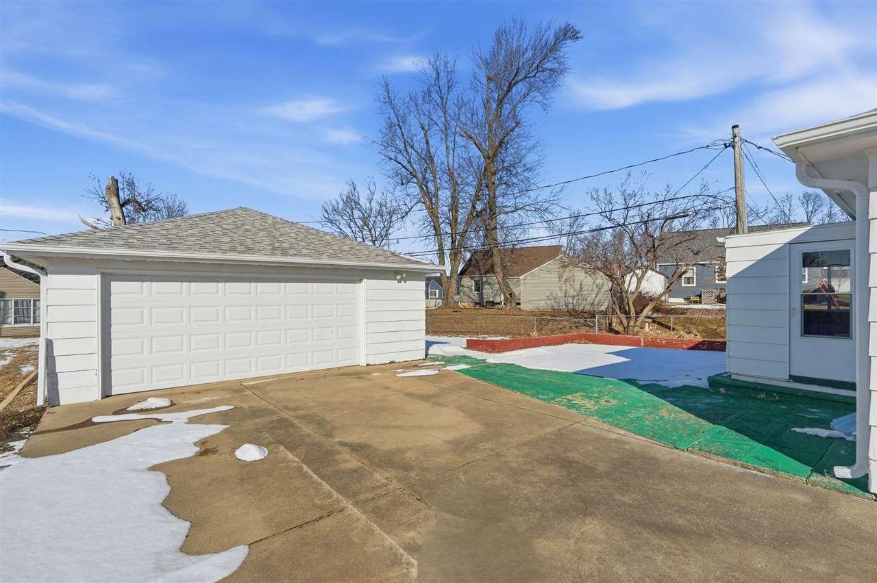 3821 Oakland Road NE Cedar Rapids IA 52402