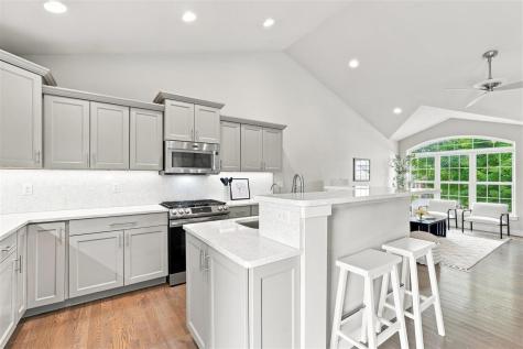 63 Colchester Drive Iowa City IA 52245