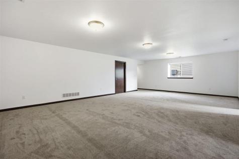 1135 Redbud Avenue Tiffin IA 52340