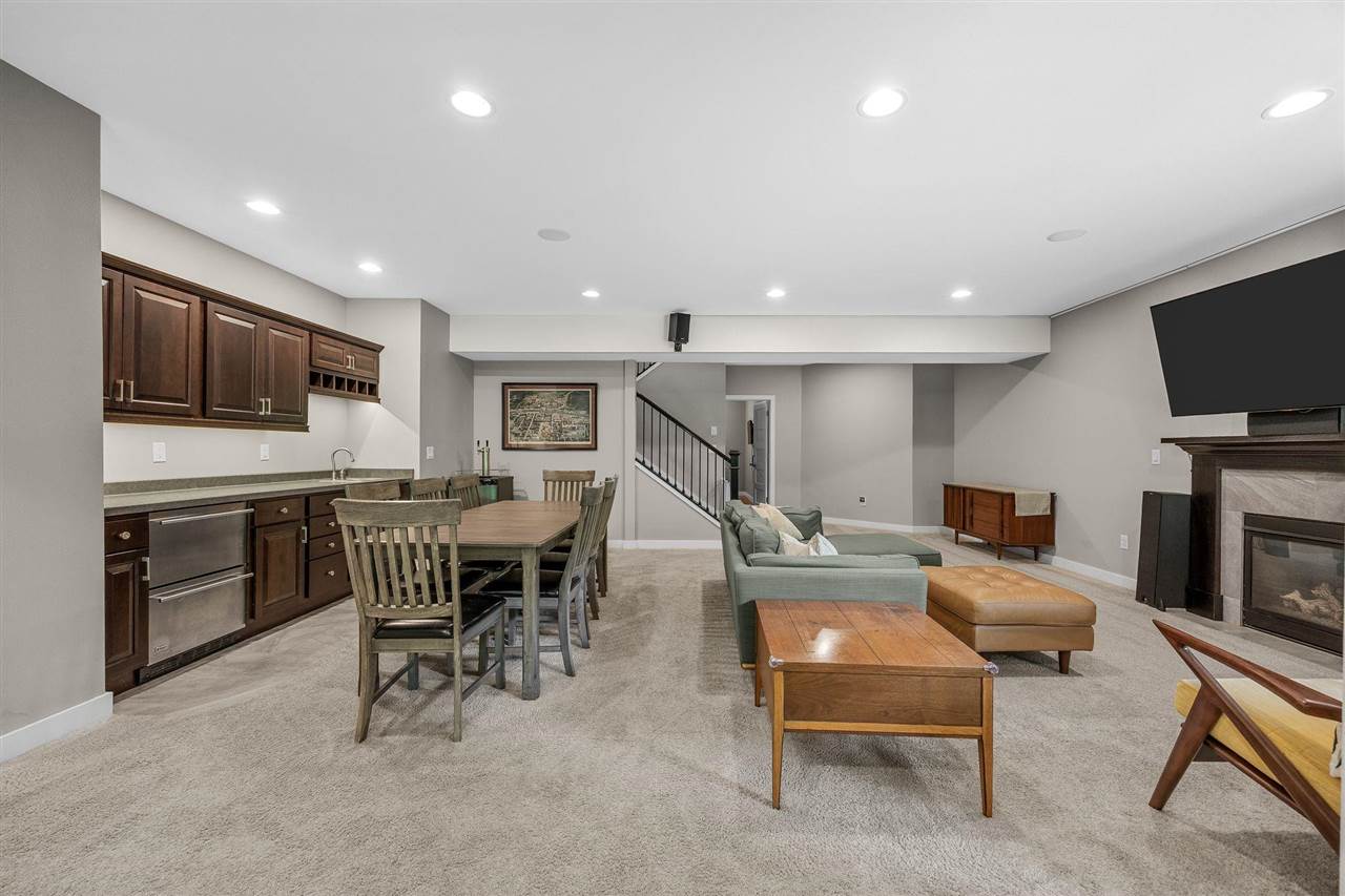 856 Sugar Loaf Circle Iowa City IA 52245
