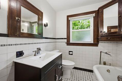 1621 Oakland Road NE Cedar Rapids IA 52402