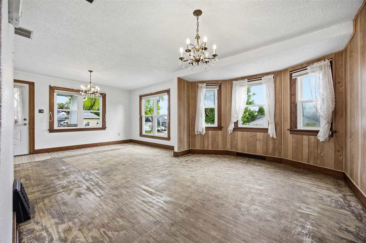 1621 Oakland Road NE Cedar Rapids IA 52402