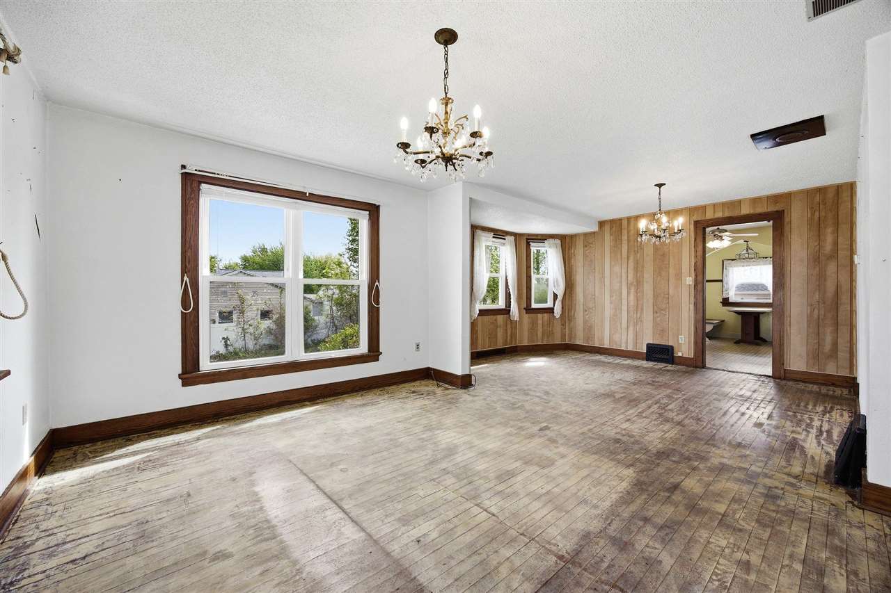 1621 Oakland Road NE Cedar Rapids IA 52402