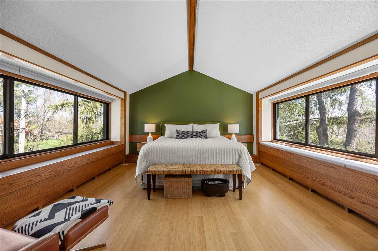 12 Fairview Knoll NE Iowa City IA 52240