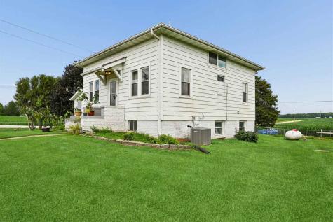 2797 Paris Road Central City IA 52214