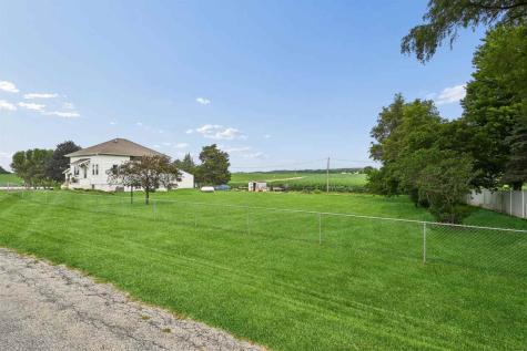 2797 Paris Road Central City IA 52214